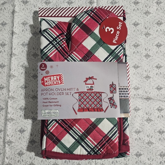 Merry Moments Plaid Kitchen Set - Picture 1 of 3